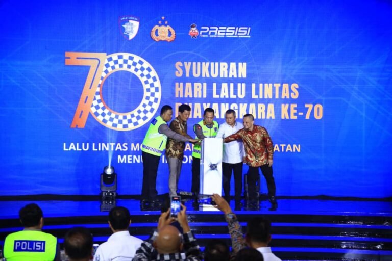 Hadiri Syukuran HUT Lalu Lintas ke-70, Kapolri Luncurkan Digital Korlantas dan Sematkan Pin Emas