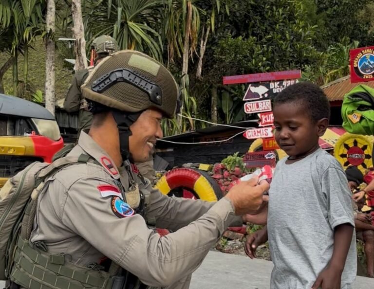 Personel Satgas Ops Damai Cartenz Sambangi Anak-anak di Pos Satgas Tindak Kulirik