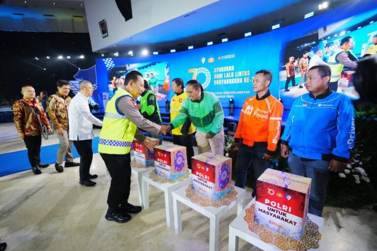 Hadiri Syukuran HUT Lalu Lintas ke-70, Kapolri Luncurkan Digital Korlantas dan Sematkan Pin Emas