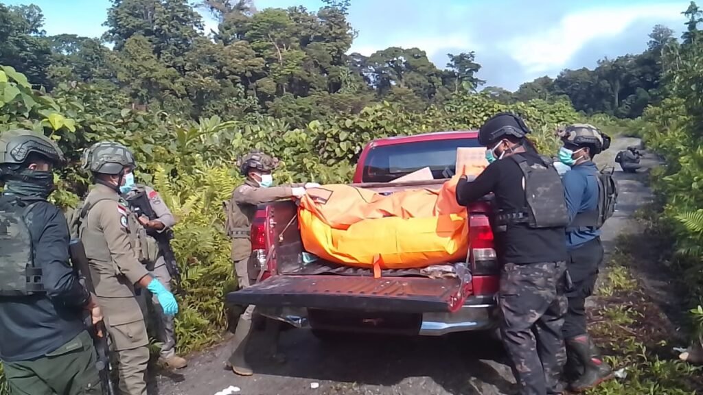 Satgas Operasi Damai Cartenz Evakuasi Dua Warga Korban Pembunuhan di Yahukimo