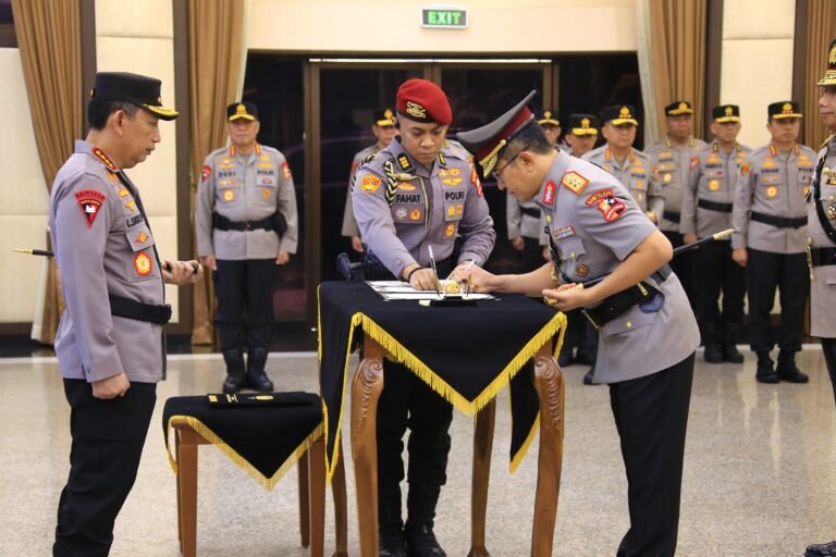 Kapolri Pimpin Sertijab Kabaintelkam dan Dankor Brimob Polri