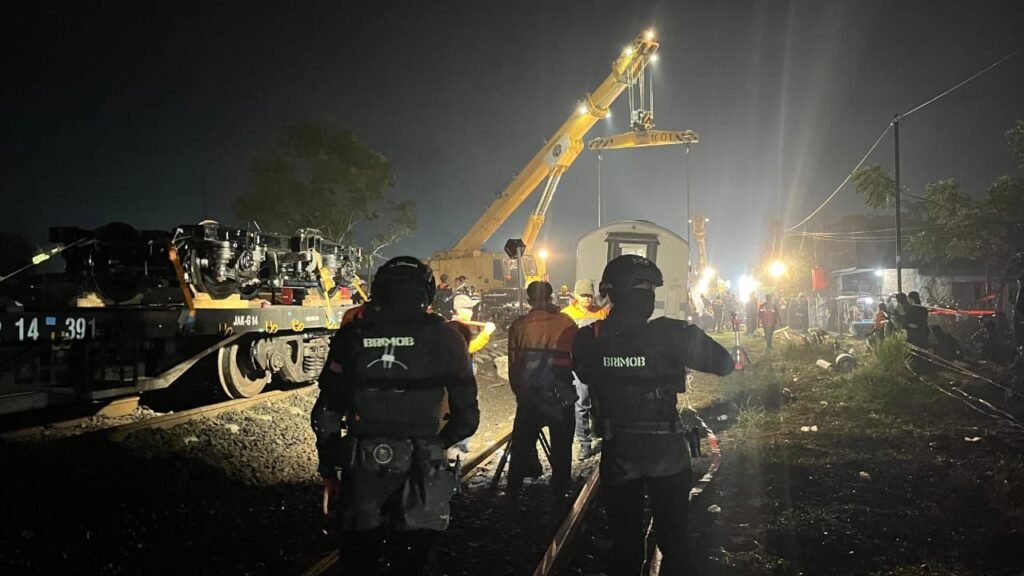 Brimob Amankan Lokasi Anjloknya Kereta Purwojaya di Bekasi