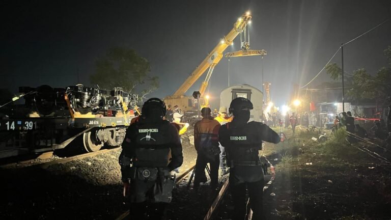 Brimob Amankan Lokasi Anjloknya Kereta Purwojaya di Bekasi