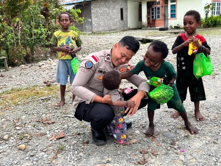 Momen Harmonis Personel Satgas Ops Damai Cartenz Bersama Masyarakat dan Anak-Anak di Mimika