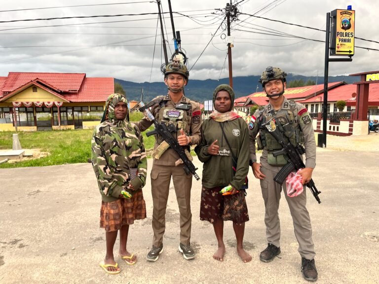 Sentuhan Humanis Satgas Ops Damai Cartenz Bersama Anak-Anak di Paniai