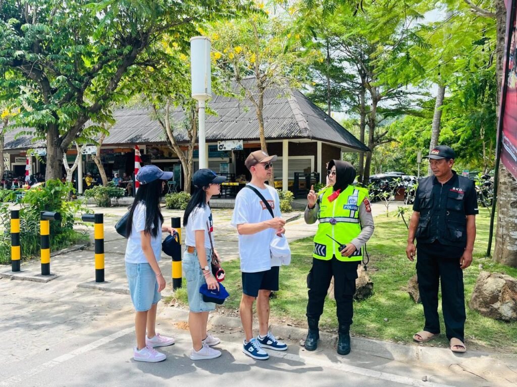 Layanan Prima Polri: Balapan Usai, Polisi Tetap Siaga Jamin Kenyamanan Turis di Destinasi Wisata Lombok