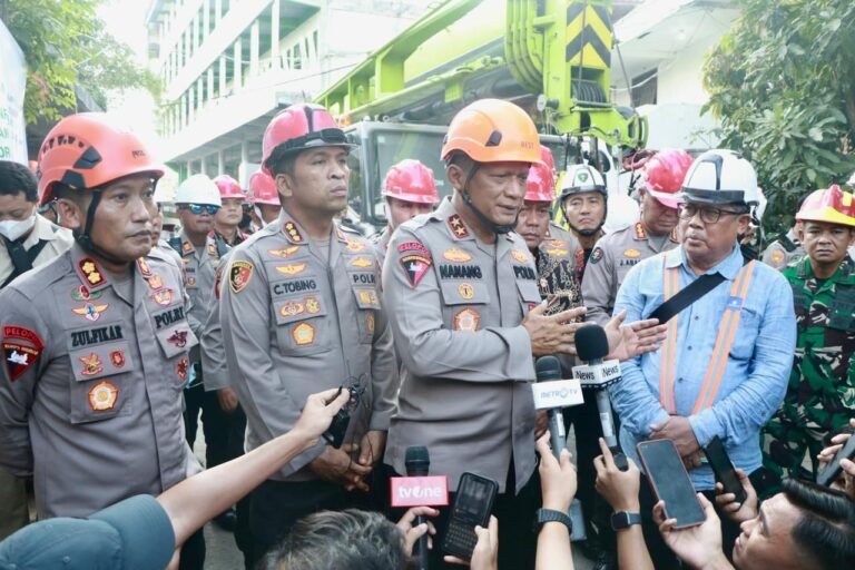 Kapolda Jatim Tinjau Evakuasi Korban Robohnya Bangunan Ponpes Al Khoziny di Sidoarjo