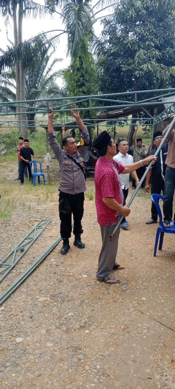 BHABINKAMTIBMAS KELURAHAN SEMARANG HADIR MEMBANTU WARGA YANG BERDUKA