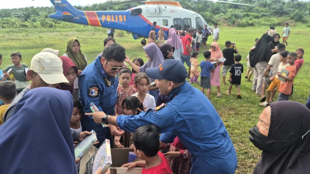 Pilot dan Kru Helikopter Salurkan Amanah Al-Qur’an untuk Anak-Anak Terdampak Banjir di Aceh Tamiang