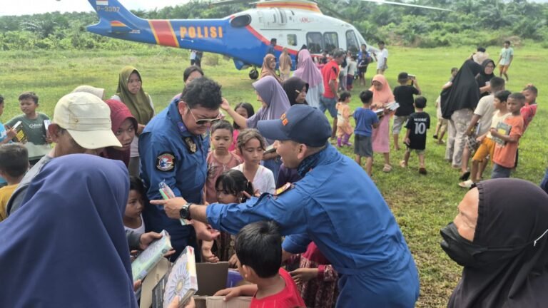 Pilot dan Kru Helikopter Salurkan Amanah Al-Qur’an untuk Anak-Anak Terdampak Banjir di Aceh Tamiang