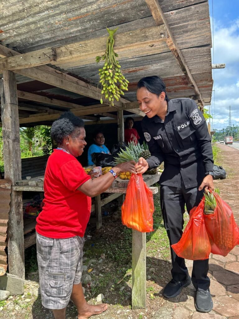 Aksi Nyata Satgas Ops Damai Cartenz Dukung Ekonomi Mama-Mama Papua Lewat Belanja Buah LokalV