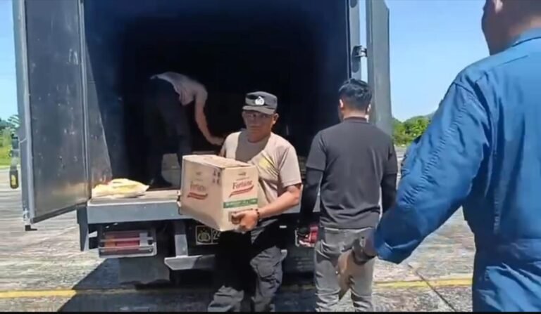 Polri Kirim Logistik Lewat Udara ke Palambayan, Dukung Penanggulangan Banjir Sumatera Barat