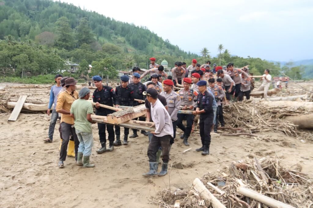 Polres Gayo Lues, Polsek Rikit Gaib dan Brimob bersama Warga Gotong Royong Siapkan Jembatan Darurat Pasca Banjir Bandang di Penomon Jaya