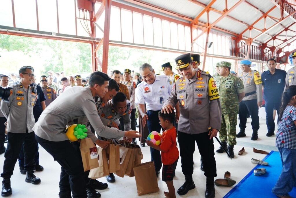 Kapolri Tinjau Kesiapan Pelayanan dan Pengamanan Nataru di Stasiun Tawang Semarang