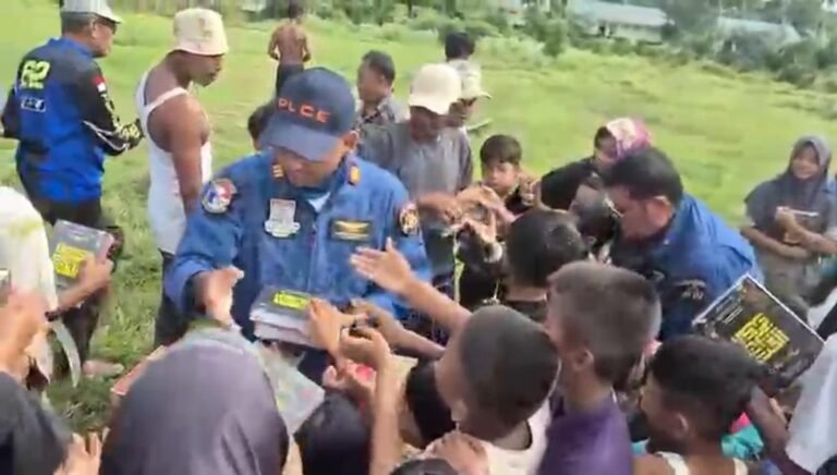 Aksi Kemanusiaan Pilot dan Kru Helikopter Salurkan 145 Al-Qur’an untuk Anak-Anak Terdampak Banjir di Aceh Tamiang