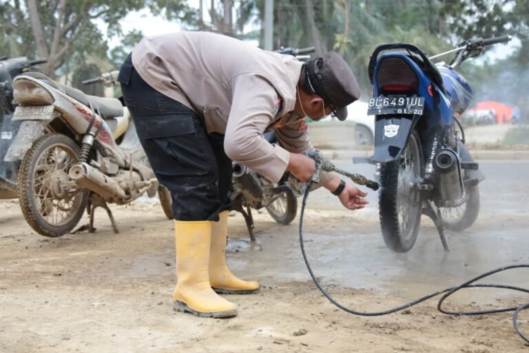 Polri Hadir di Tengah Bencana, Tim SAR Pasukan Pelopor Bantu Warga Terdampak Banjir