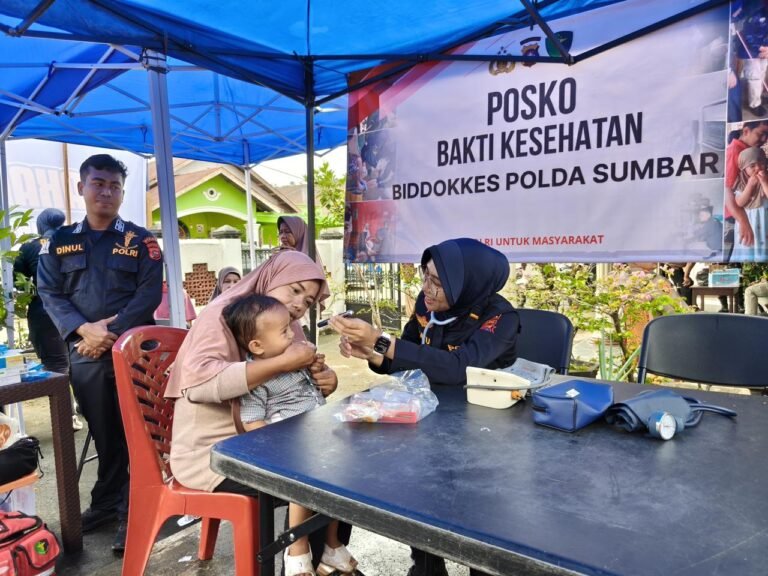 Wujud Kepedulian Polri, Pelayanan Kesehatan Gratis Bagi Korban Banjir Bandang Padang Pariaman