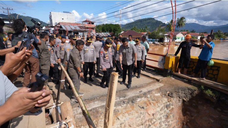 Kapolri dan Ketua Umum Bhayangkari Tinjau Udara Dampak Banjir Longsor Sumut, Pastikan Percepatan Bantuan untuk Warga