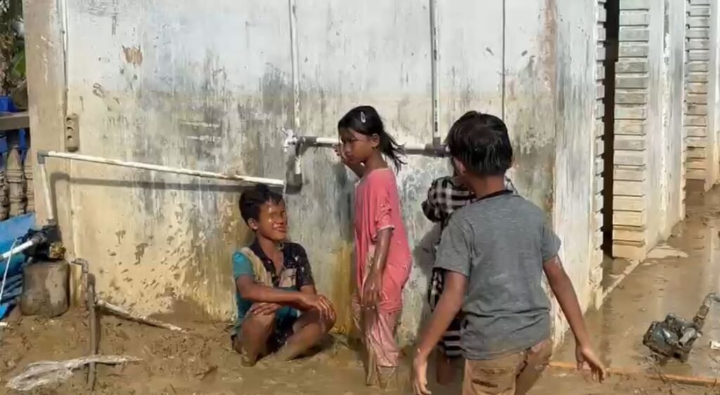 Pastikan Akses Air Bersih, Polri Pasang Tandon Pascabencana di Aceh Tamiang