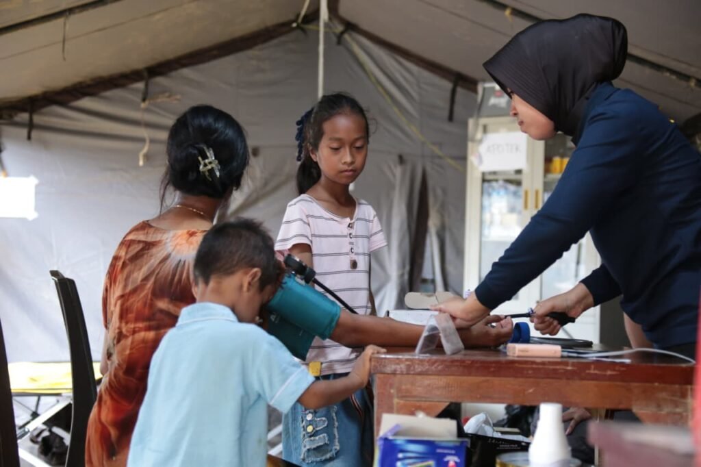 Antisipasi ISPA Pascabanjir, Posko Kesehatan Polri Aktif Layani Masyarakat Aceh Tamiang