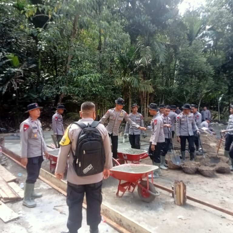 Polri Bersama Pemda Bangun Hunian Sementara bagi Pengungsi di Pesisir Selatan