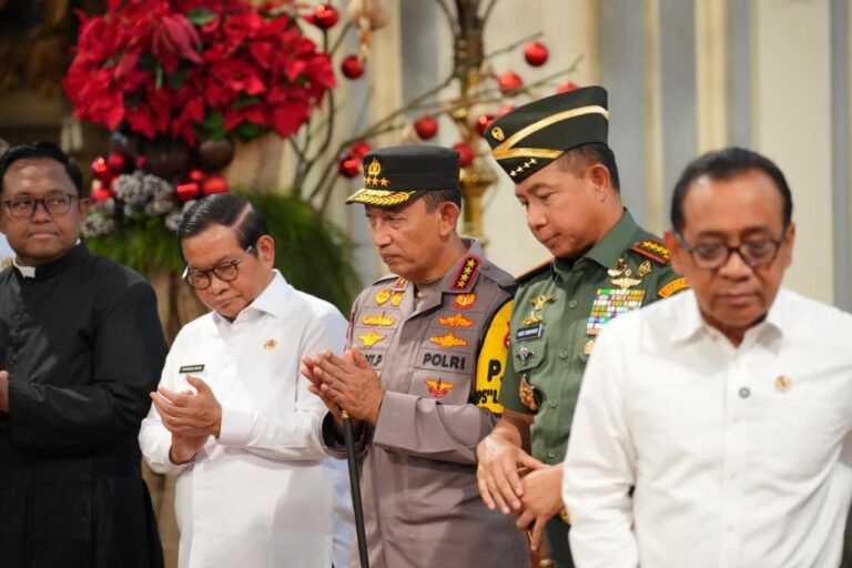 Tinjau 2 Gereja, Kapolri Pastikan Pengamanan dan Pelayanan Misa Malam Natal