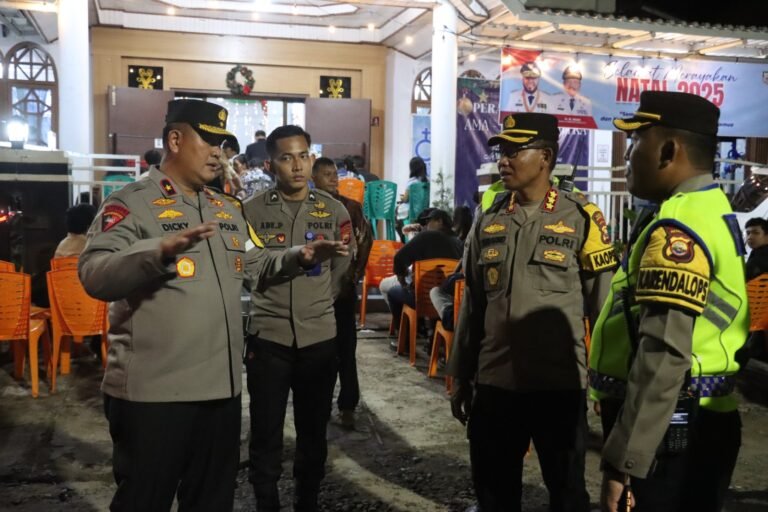 Waka Polda Bengkulu Pantau giat Ibadah Gereja HKBP Jitra Malam Natal, pers Pam laksanakan Gatur Lalin, Pam dan Monitoring seputaran Tempat Ibadah