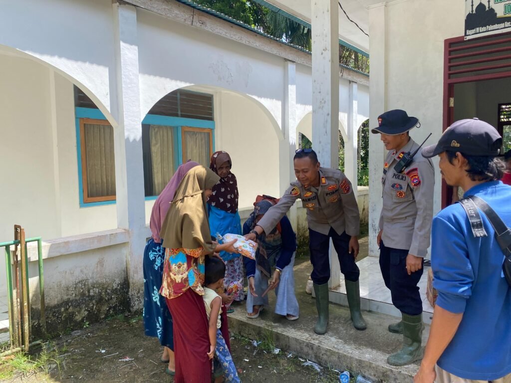Satbrimob Polda Jambi Turun Langsung Salurkan Bantuan Kemanusiaan untuk Korban Banjir dan Longsor di Agam