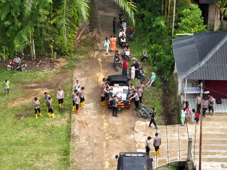 Personel Brimob Polda Sumbar Pastikan Layanan Komunikasi dan Internet Lancar di Posko Kemanusiaan Agam