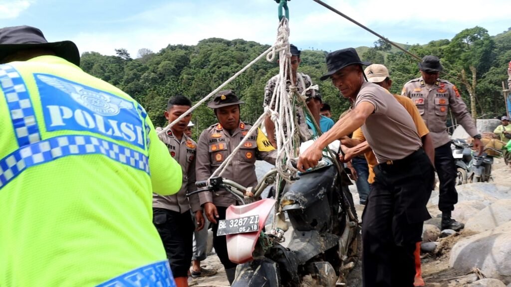 Polres Bener Meriah dan Brimob Pasang Tali Sling, Pulihkan Akses Warga Pasca Bencana di Bener Meriah dan Aceh Tengah