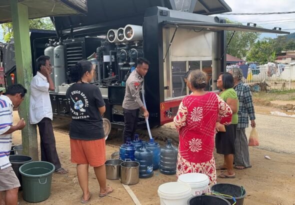Pascabencana, Brimob Polda Sumut Penuhi Kebutuhan Air Bersih Warga di Desa Sibuluan Nauli