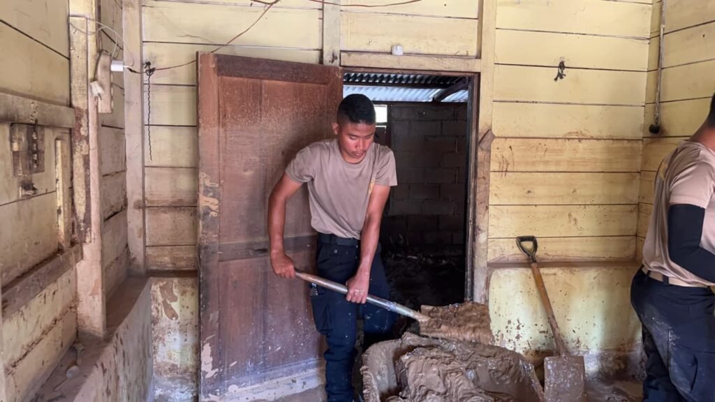 Brimob Polda Sumut Laksanakan Gotong Royong Pembersihan Rumah dan Gudang Warga Terdampak Bencana