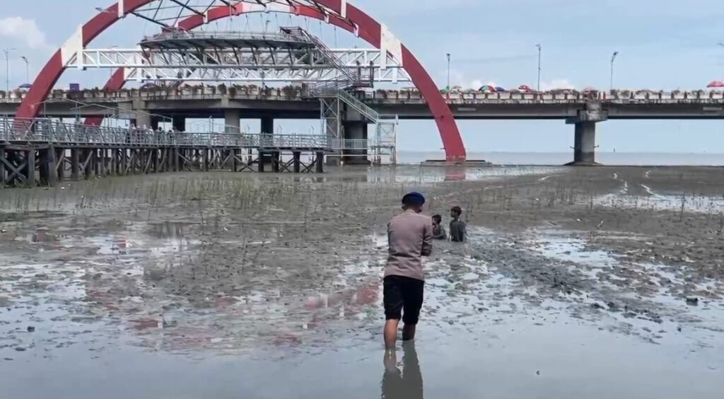 Respons Cepat Dit Polairud Polda Jatim Selamatkan Dua Anak Terjebak Lumpur di Wisata Kenjeran