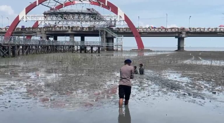 Respons Cepat Dit Polairud Polda Jatim Selamatkan Dua Anak Terjebak Lumpur di Wisata Kenjeran
