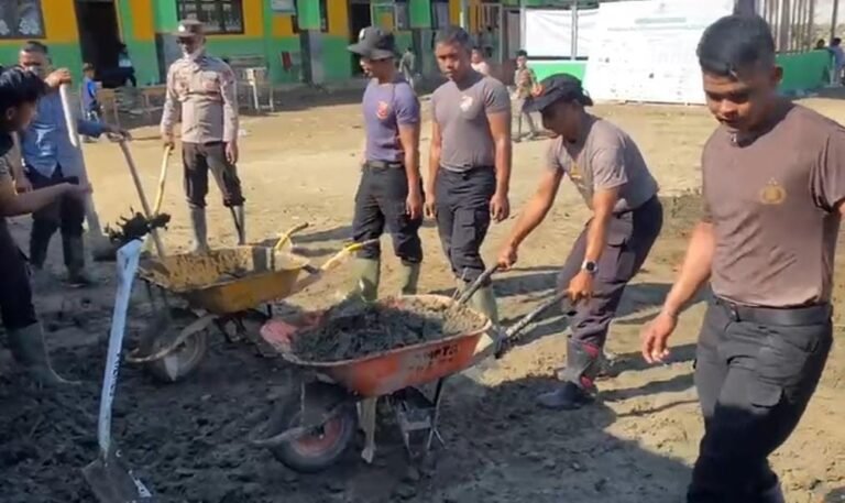 Dukungan Pendidikan Pulih Cepat Pascabanjir, Polres Pidie Jaya Bersihkan Sekolah MIN 1