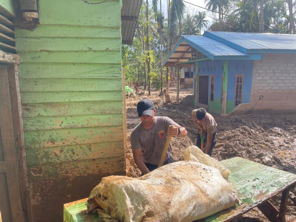 Brimob Polda Sumut Gotong Royong Bersihkan Rumah Warga Terdampak Banjir dan Longsor di Tapanuli Tengah