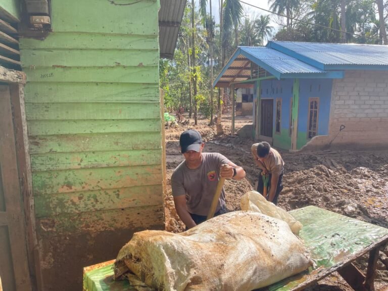 Brimob Polda Sumut Gotong Royong Bersihkan Rumah Warga Terdampak Banjir dan Longsor di Tapanuli Tengah