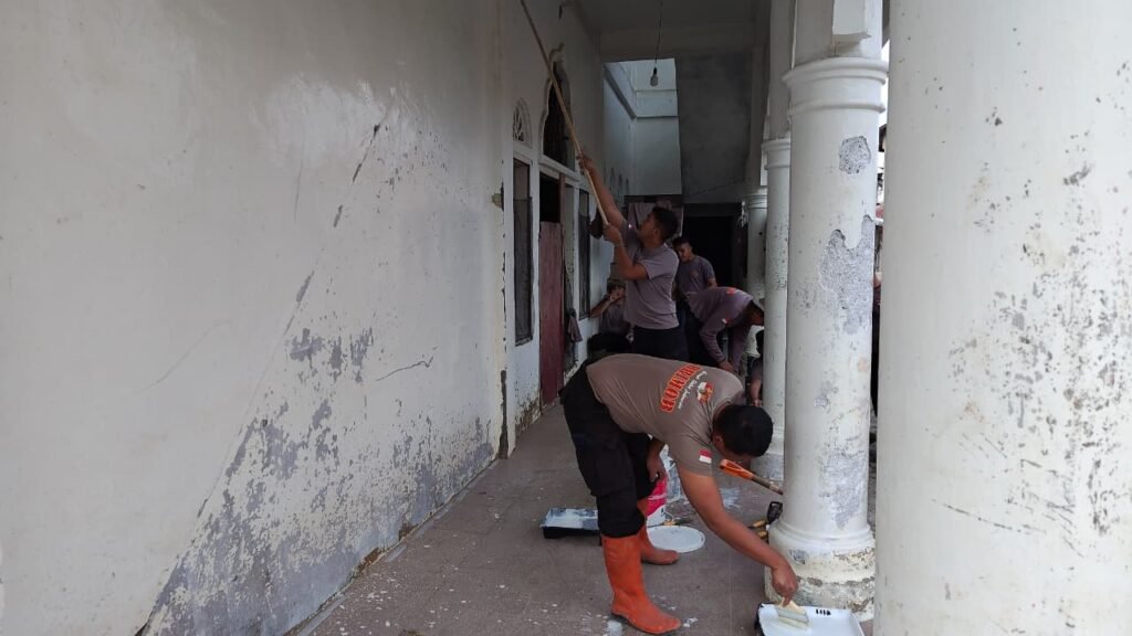 Bersihkan Rumah Allah Pascabanjir, Polri dan Warga Bener Meriah Gotong Royong Siapkan Meunasah Sambut Ramadan