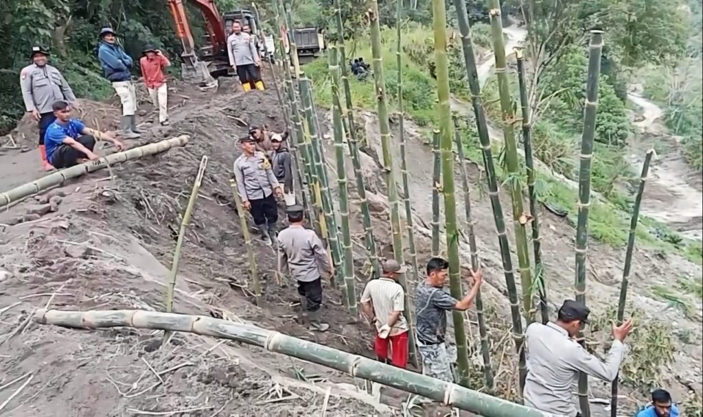Gotong Royong Menahan Longsor : Polsek Kute Panang dan Warga Lukup Sabun Barat Bersatu Menjaga Jalan Kehidupan