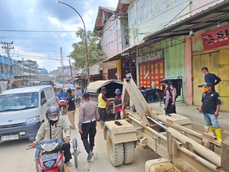 Dari Jalan Tergenang ke Bengkel Perbaikan, Polisi gunakan towing  Evakuasi Mobil Warga Pascabanjir