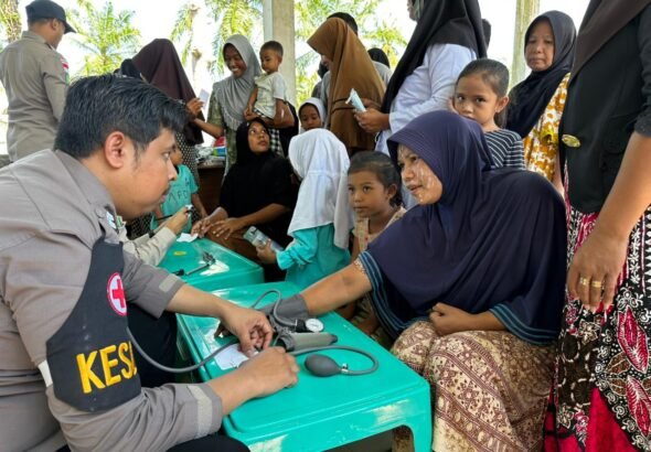 Polri Hadir Menyentuh dari Pintu ke Pintu: Layanan Kesehatan dan Home Visit Ringankan Derita Warga Terdampak Banjir Aceh Tamiang
