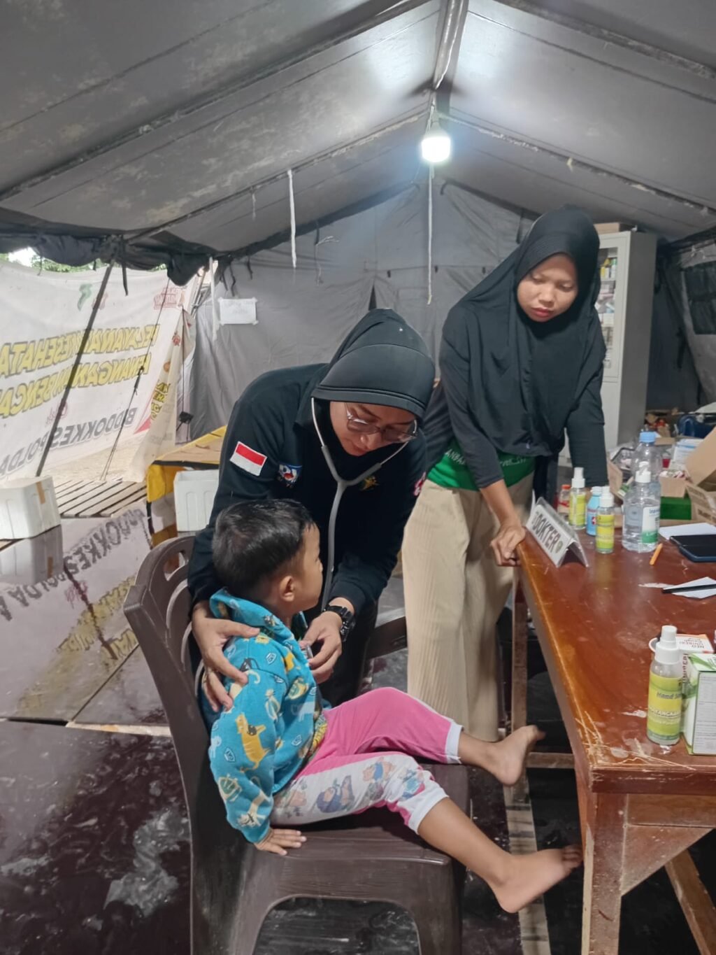 Sentuhan Kemanusiaan Polri, Layanan Kesehatan Pusdokkes Jangkau Warga Hingga Pelosok Aceh Terdampak Bencana