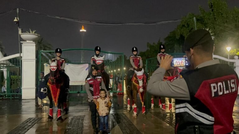 Polisi Berkuda Polsatwa Patroli di Monas, Warga Antusias hingga Foto Bareng