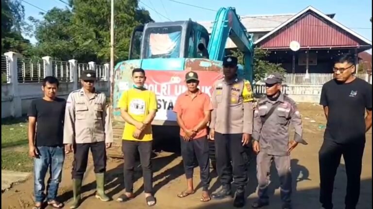 Bantuan Alat Berat Kapolri Dukung Pembersihan Lumpur Pasca Banjir di Pidie