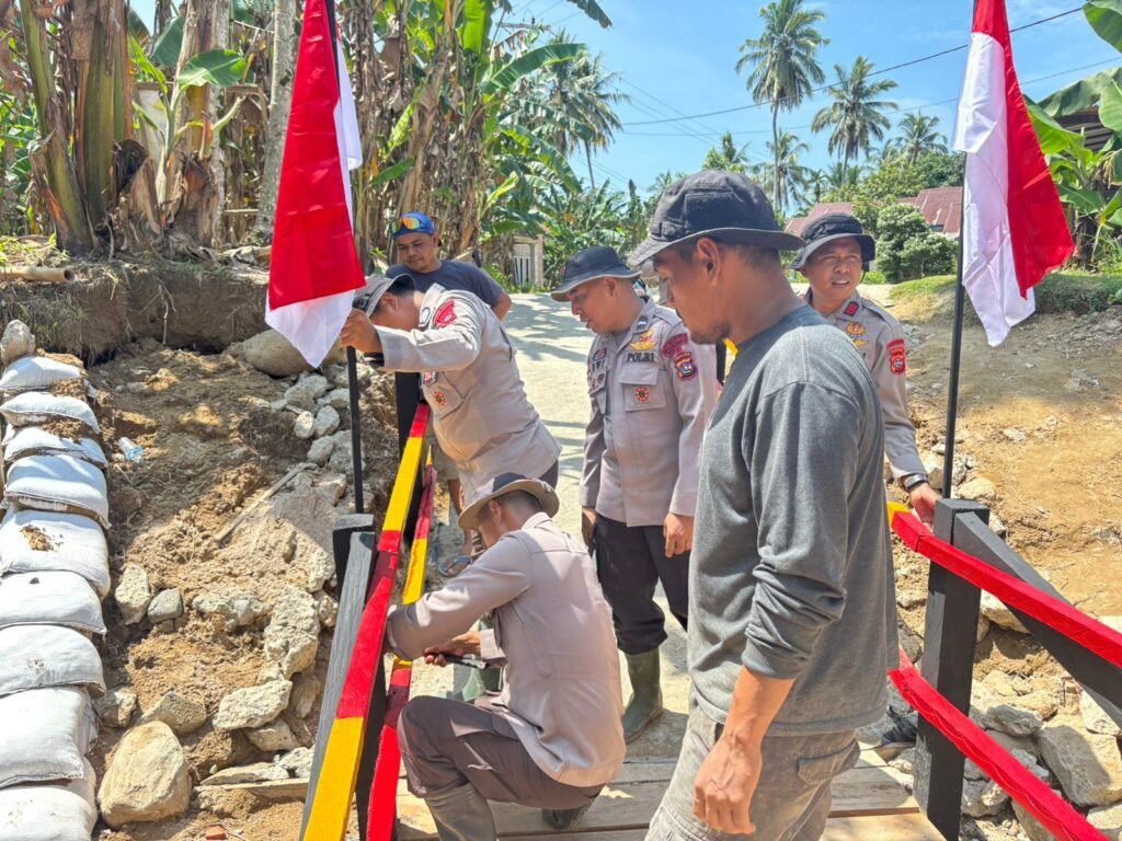 Brimob Polda Sumbar Rampungkan Jembatan Darurat Penghubung Kataping–Sungai Buluah