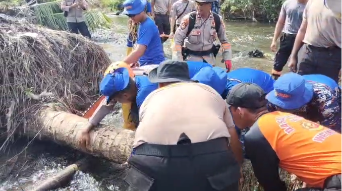 Tim SAR Korpolairud BKO Polda Jabar Bangun Jembatan Sementara di Padang Pariaman, Akses Warga Patamuan Kembali Terhubung