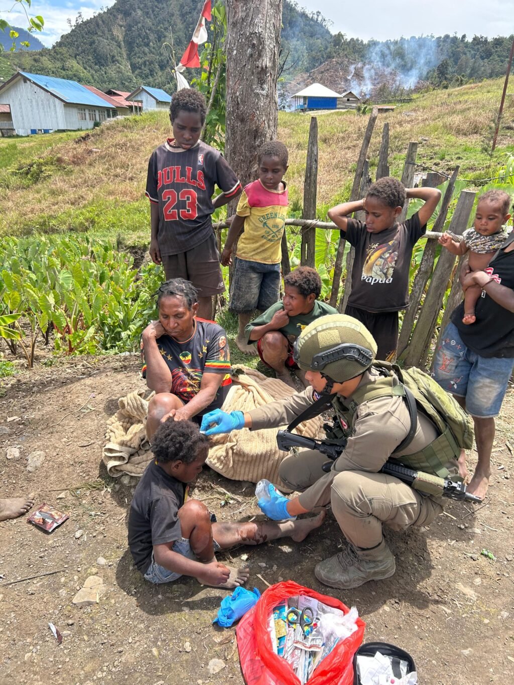 Sentuh Hati Warga, Satgas Damai Cartenz 2026 Gelar Patroli dan Pengobatan Keliling di Sinak