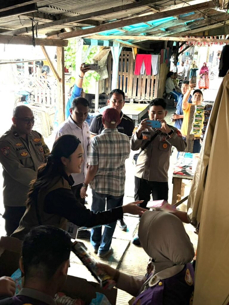 Tim Trauma Healing Polri Bersama Relawan Mahasiswa UI Hadir Bersama Warga Pascabanjir di Cilincing
