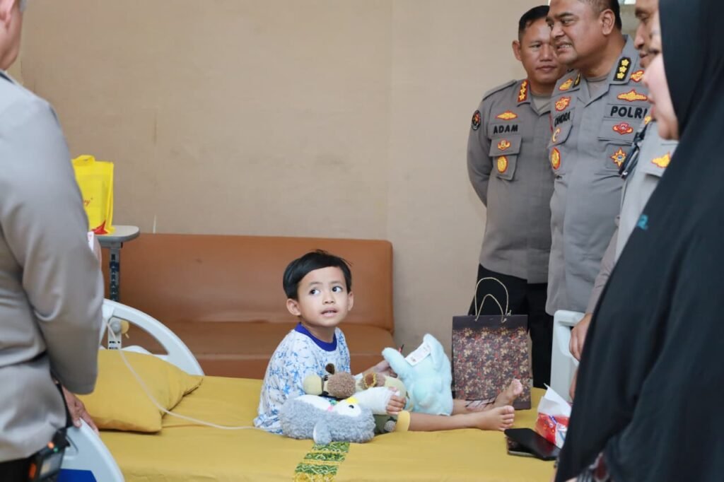 Bertemu Saat Banjir Rob Sei Tabuk, Kapolda Kalsel Berikan Bantuan Biaya Pengobatan Anak Yatim Piatu Korban Laka Lantas
