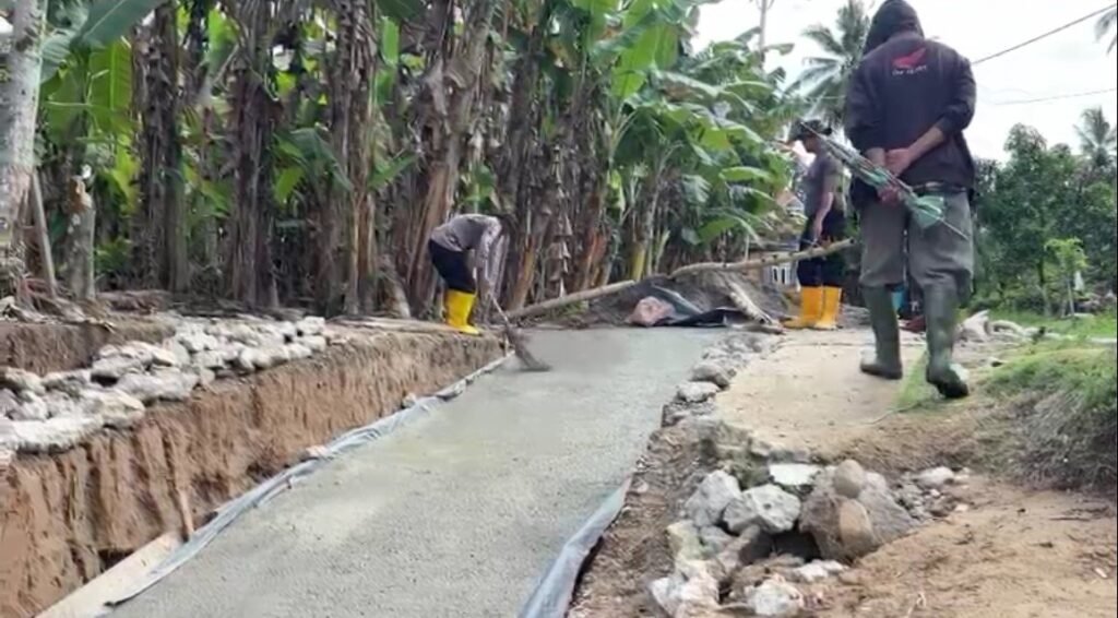 Sat Brimob Polda Sumbar Bangun Jembatan Darurat Penghubung Dua Nagari di Padang Pariaman